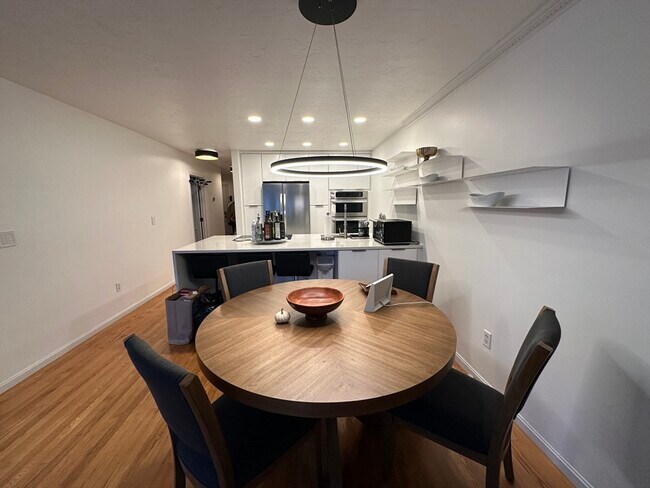 Building Photo - 46 Pointe Rok Dr