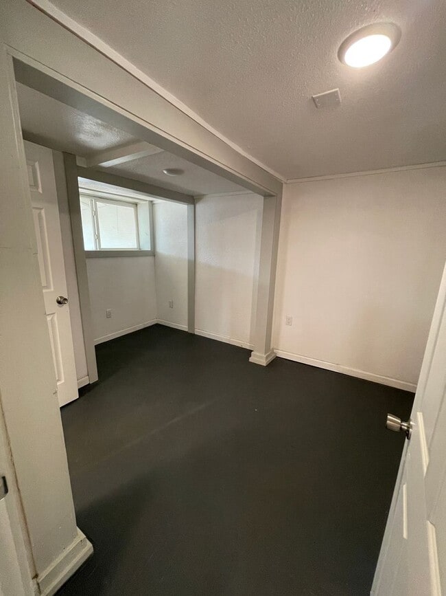 Building Photo - FULLY RENOVATED LESS THAN 2 YEARS - 2BED/1BATH WITH BONUS/OFFICE SPACE