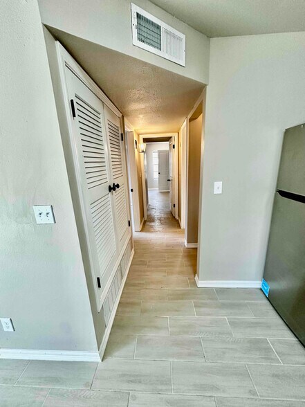 Building Photo - 2905 Beachcomber Dr