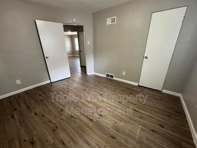 Building Photo - 9733 Dennis Dr