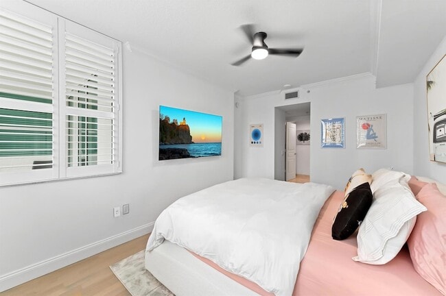 Building Photo - 350 SE 2nd St