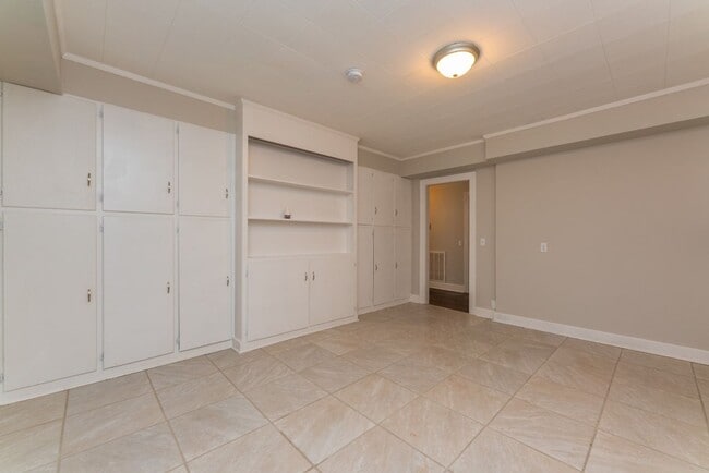 Building Photo - Move-In Ready Comfort – 4 Bed, 2 Bath!