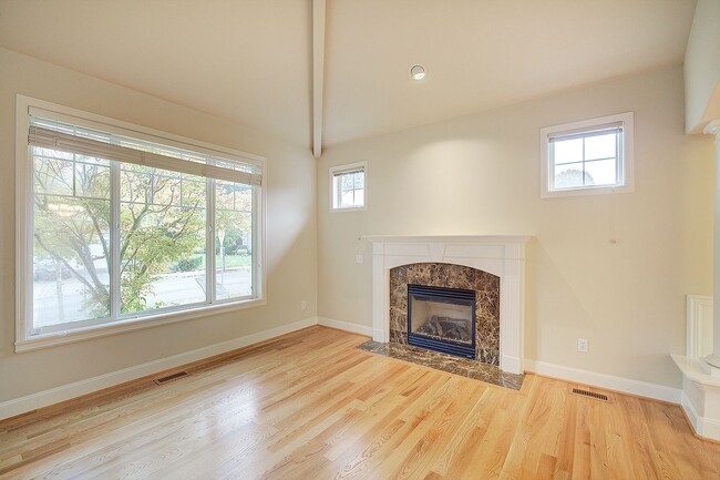 Building Photo - 4bd/2.5ba Lynnwood House