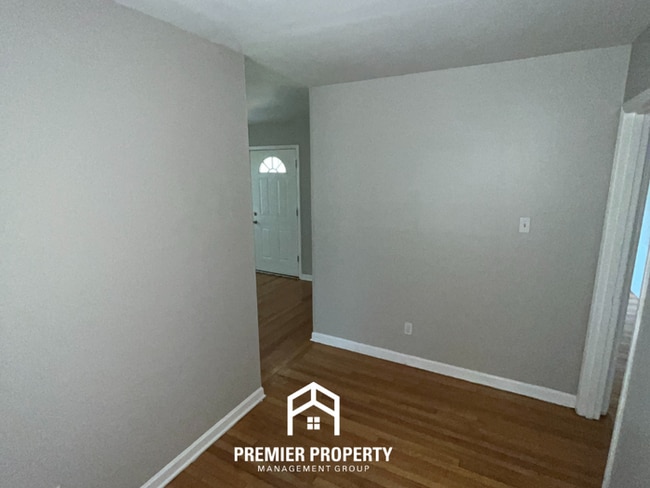 Building Photo - 3026 S Edgeware Rd