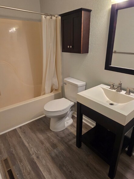 Building Photo - 5017 Gatehouse Way