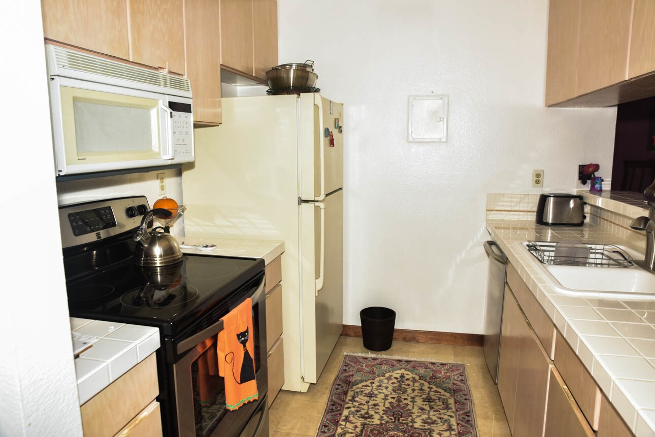 Kitchen - 6000 Bixby Village Dr