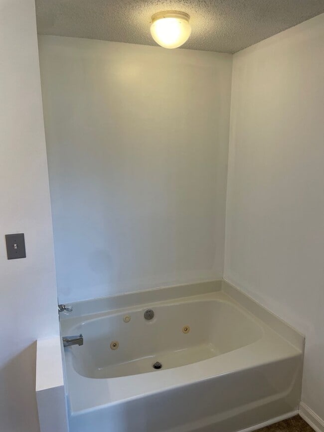 Building Photo - 3-4 Bed with 2 full baths and 2 car garage...
