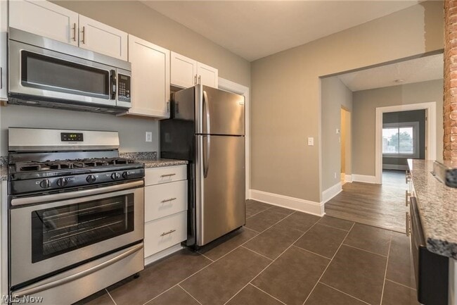 Building Photo - 1387 W 69th St