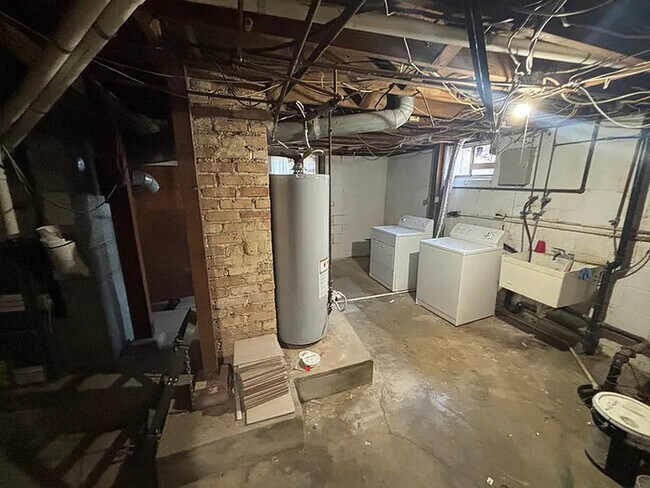 Building Photo - 635 N Chautauqua Ave