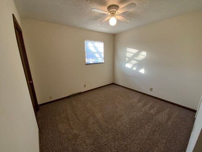 Building Photo - 560 NE Park Ln