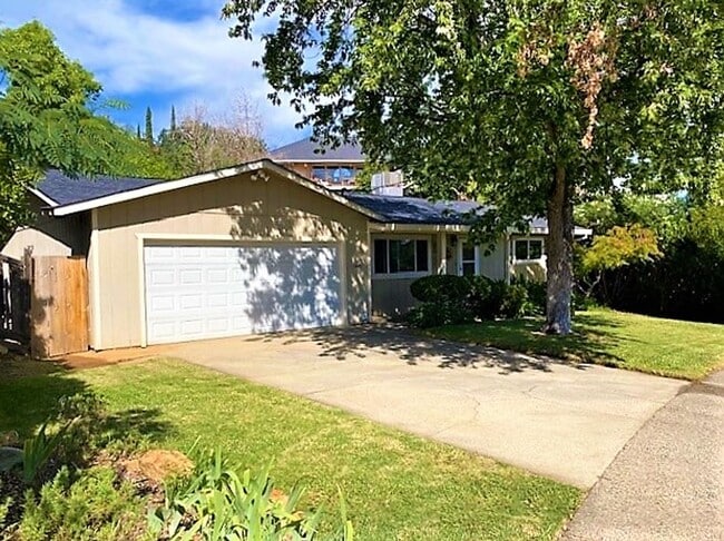 Building Photo - Lovely Home in W. Redding!!