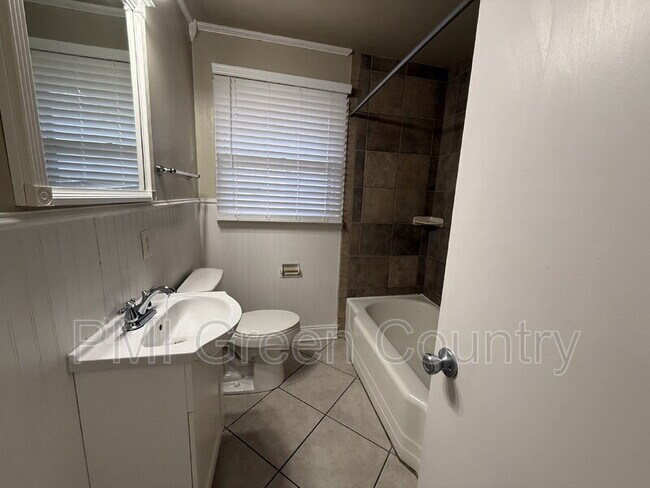 Building Photo - 1127 E 53rd Pl