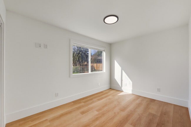 Building Photo - 1671 Mono Ave