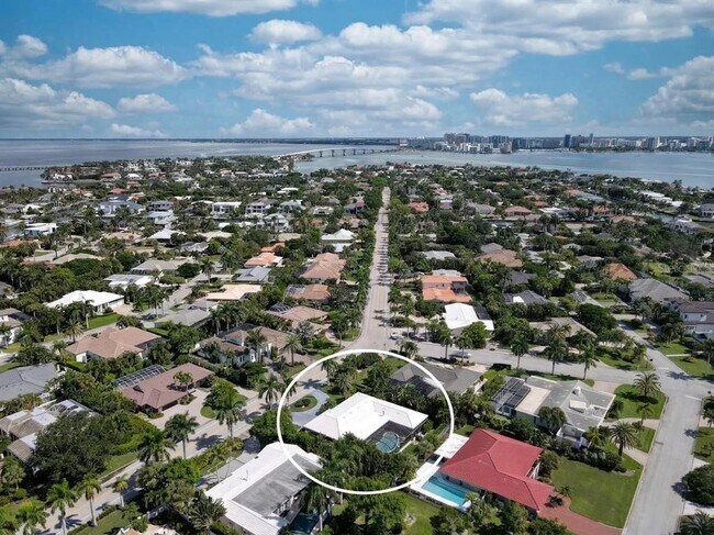 Building Photo - 567 Bird Key Dr