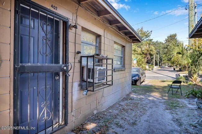 Building Photo - 402 E 27th St