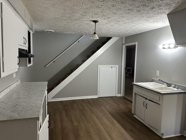 Building Photo - 3369 Holwyn Rd