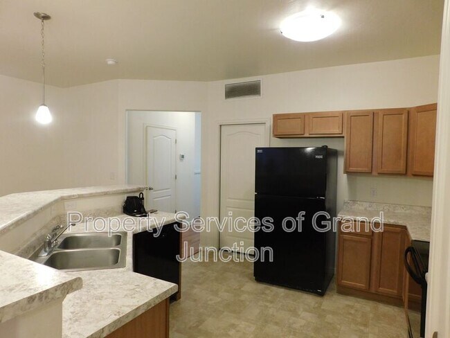 Building Photo - 621 Zenith Ln