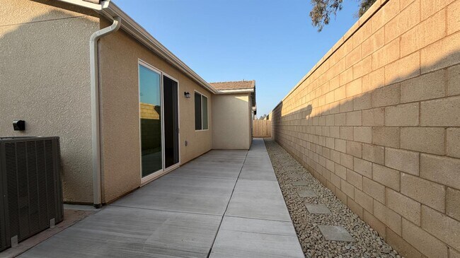 Building Photo - 2153 N Renn Ave