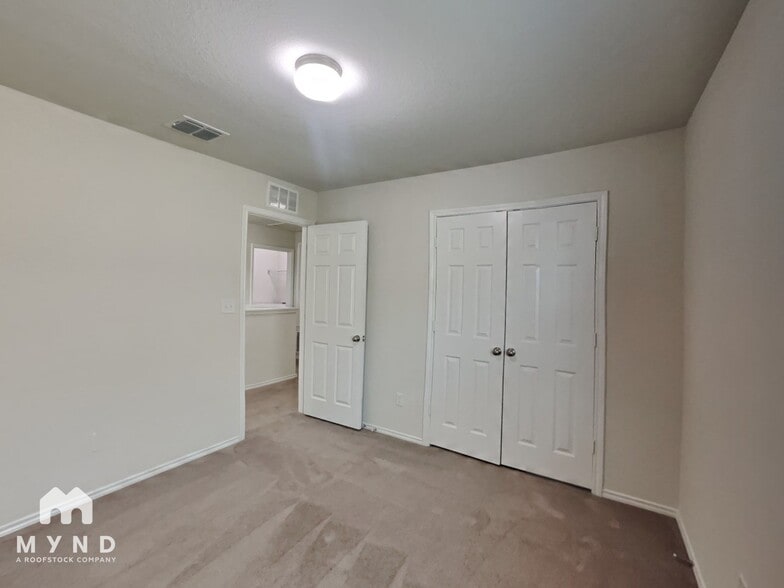 Building Photo - 9919 Silver Spoon