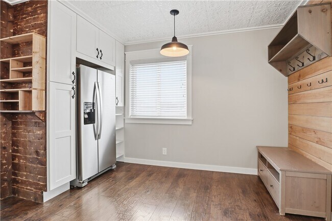 Building Photo - 456 Surrey Hill Way