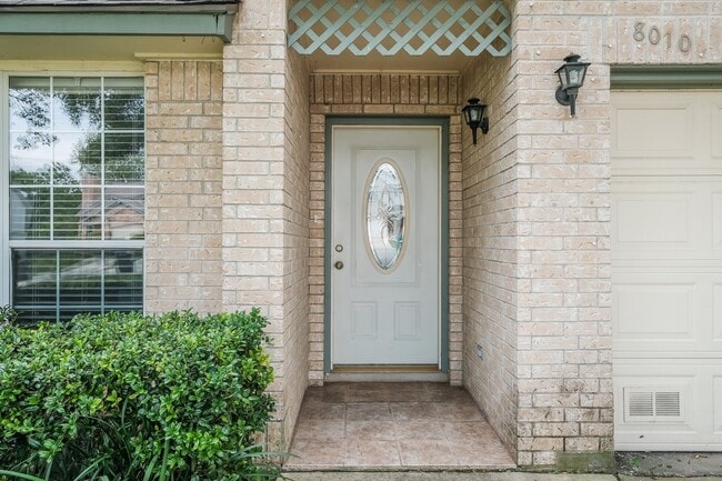 Building Photo - ***APPLICATION CURRENTLY UNDER REVIEW***Modern Elegance: 3-Bedroom Townhome with Wood Flooring, S...