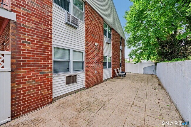 Building Photo - 77 Webb Ave