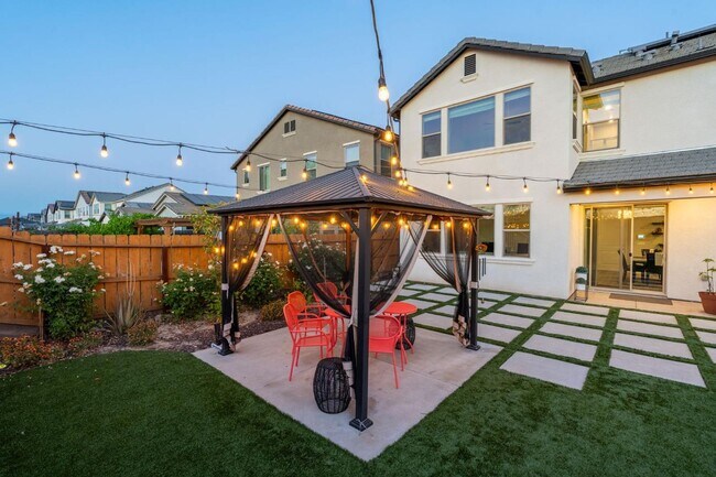 Building Photo - Copper River Canvas on the Bluffs! 4B/3BA ...