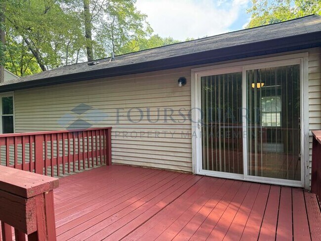 Building Photo - Cozy 4-Bed / 2-Bath Home with Main-Level Bedrooms, Large Backyard & Corner Lot , Near Shelley Lake