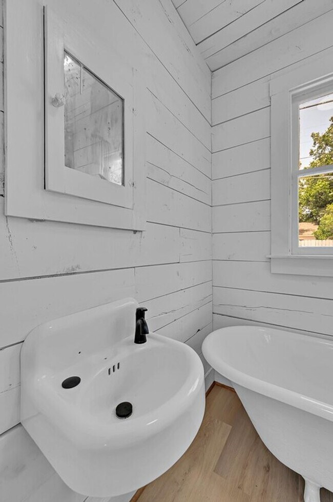 Building Photo - Cozy 1 BD 1 BA in Waco - Near Cameron Park