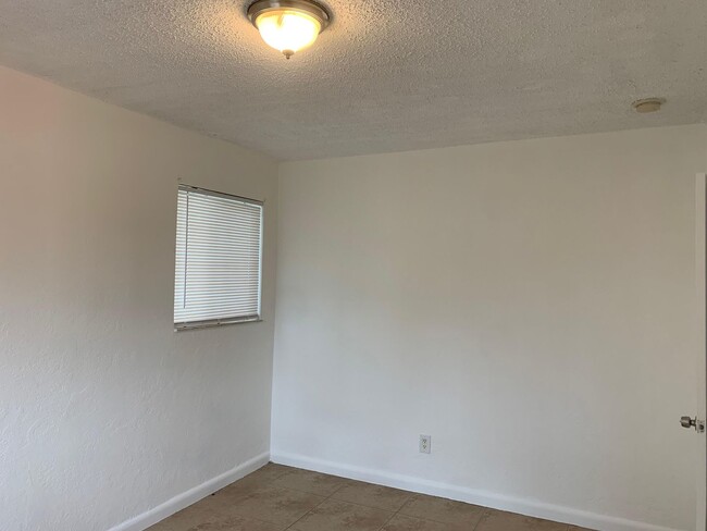 Building Photo - 2 Bedrooms in Hallandale Beach