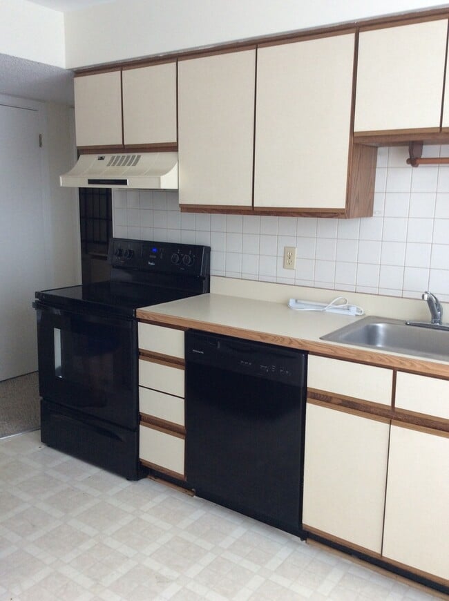 Building Photo - Beautiful Condo Just 3 Blocks from Oceanfront!
