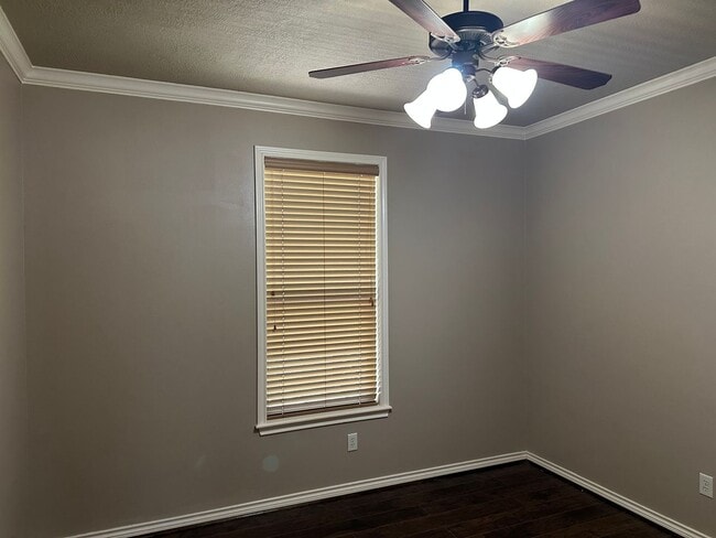 Building Photo - College Station - 3 bedroom 2 bath- 2 car garage - fenced in back yard home in Castlegate