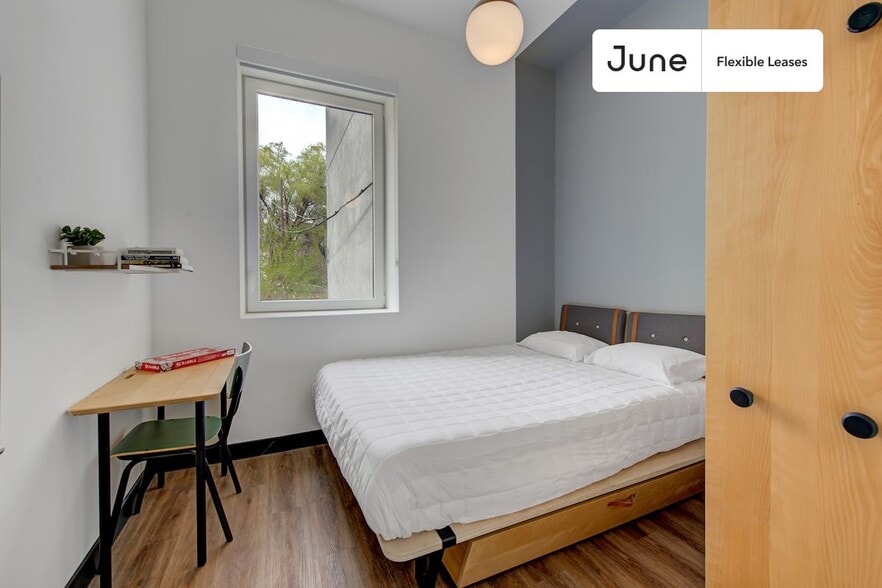 Building Photo - Beautiful Private ROOM in Williamsburg