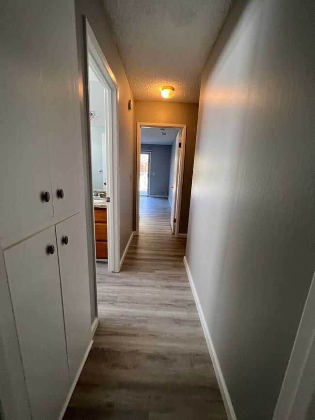 Building Photo - Newly Updated 4/2 Home! Remodeled Bathroom...