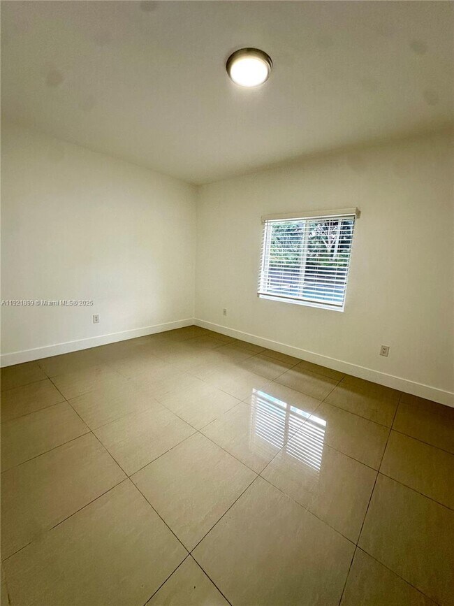 Building Photo - 14890 NE 10th Ave