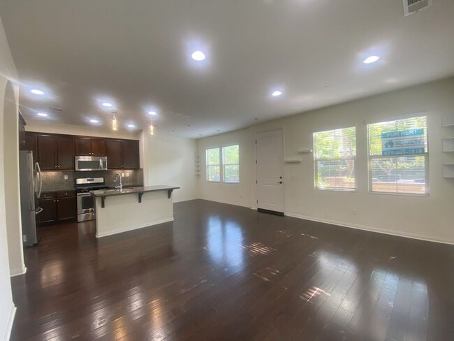 Building Photo - Move-in Ready Townhome in Parklike Community
