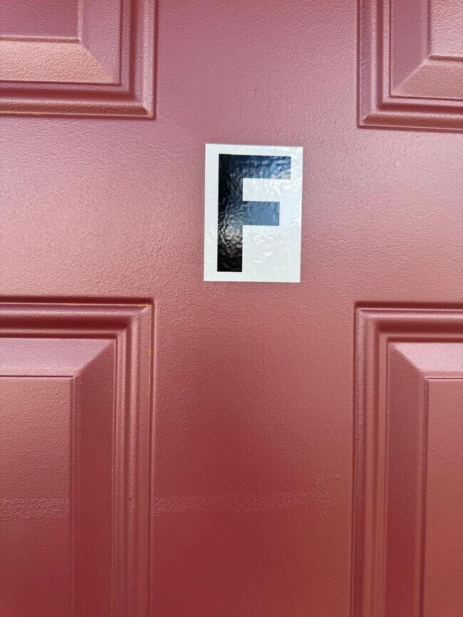 Building Photo - One Bedroom Apartment