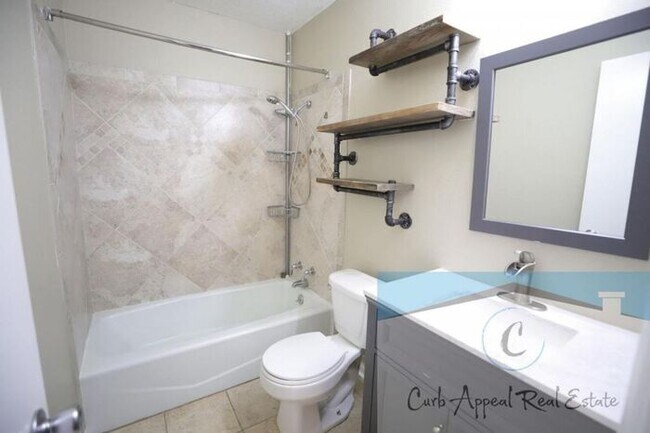 Building Photo - 3 Bedroom 2 Bath Home in Beautiful Neighborhood! A must see!!