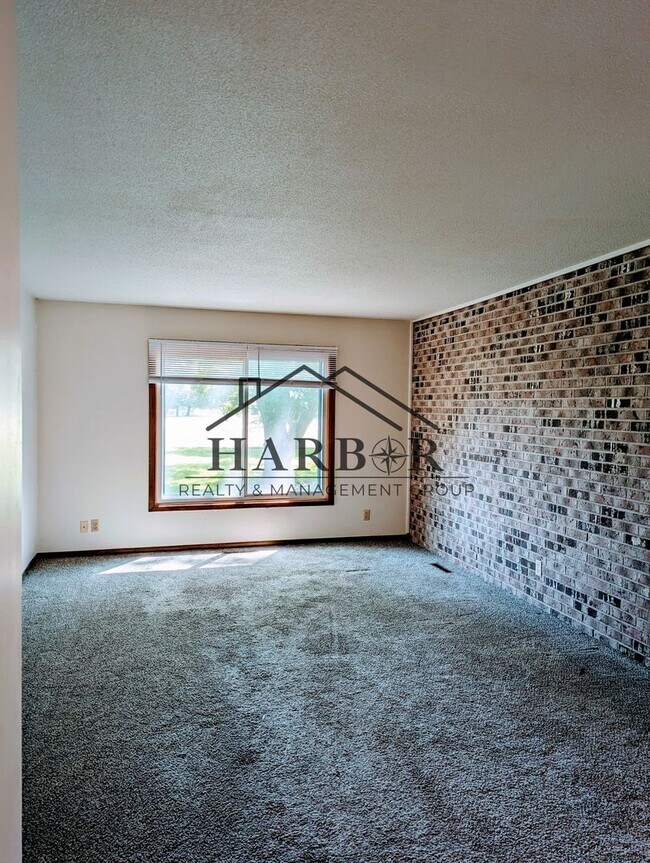 Building Photo - 2 Bedroom 1 Bath - Special: 1st Month Free