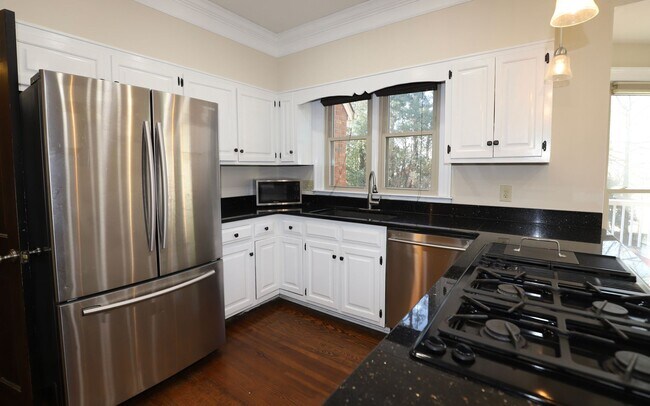 Building Photo - 809 Houndslake Dr