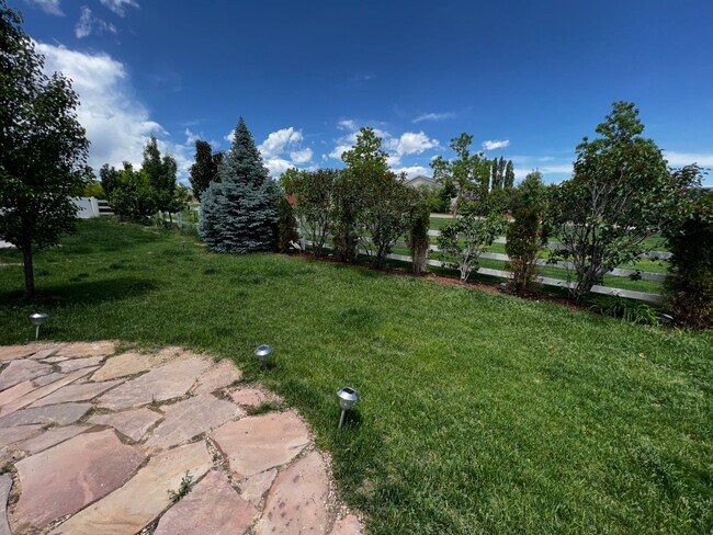 Building Photo - Charming 3 Bed, 2 Bath Home in Maple Hill