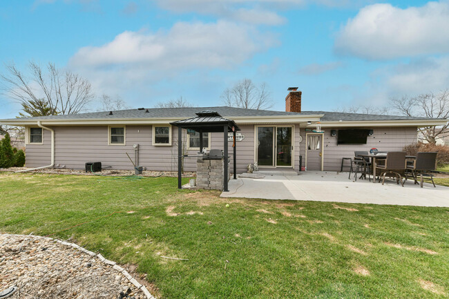 Building Photo - 15470 W Mayflower Dr