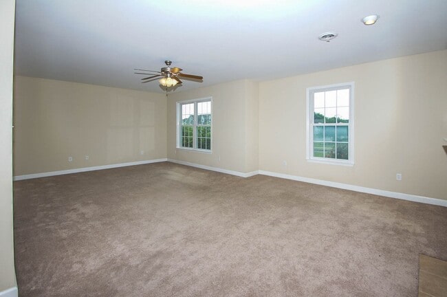 Building Photo - 3 BEDROOM 2.5 BATHROOM APARTMENT
