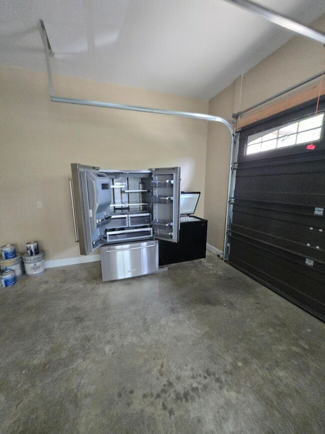 Building Photo - Luxury 4-Bedroom Home with Outdoor Oasis i...