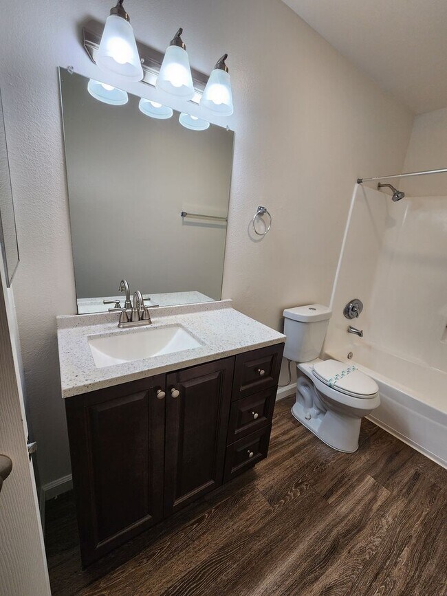 Building Photo - 3 bed, 2 bath