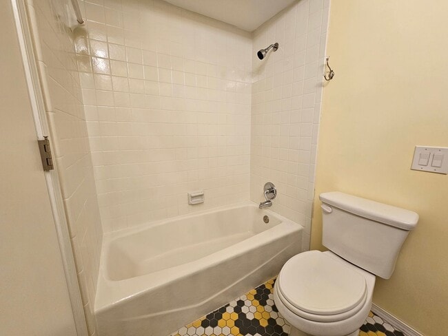 Building Photo - AVAILABLE NOW!