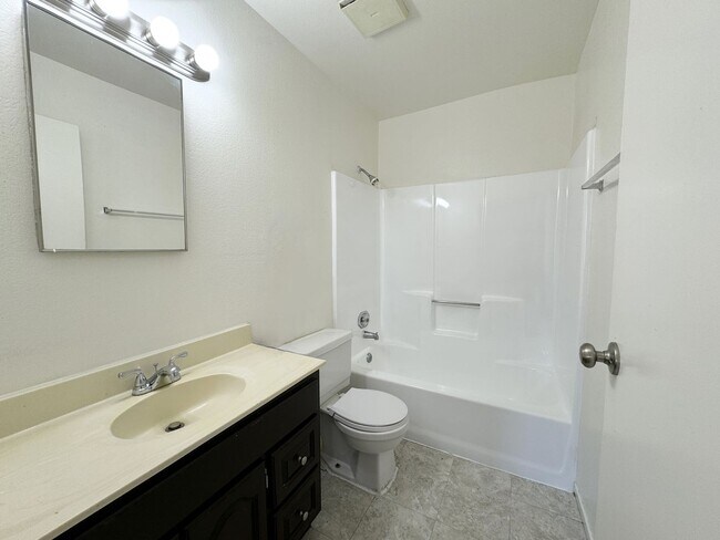 Building Photo - COMING SOON!! 3 Bedroom 2 Bathroom Apartment in Cathedral City!