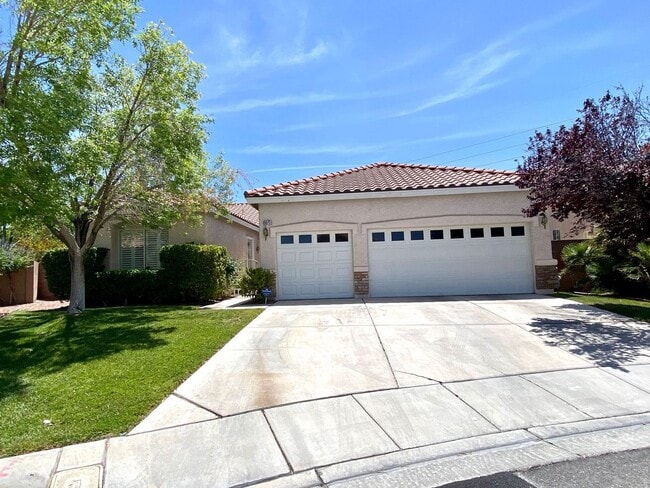 Building Photo - Furnished 4 Bedroom Pool Home - 6 month lease