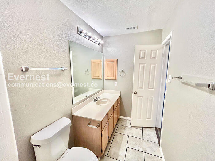 Building Photo - 1608 Willow Creek
