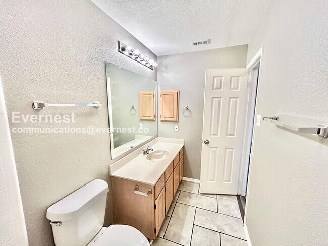 Building Photo - 3 Bed, 2 Bath with Fenced Yard & Garage / Pet-Friendly / Available Now!